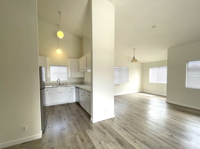 Building Photo - 1158 Cypress Ave