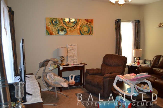 Building Photo - 3 br, 2 bath Duplex - 2707 SE Taurus Ct
