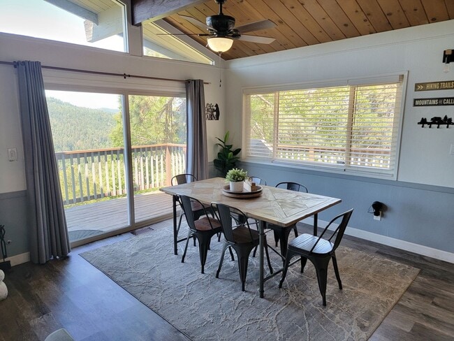 Building Photo - Beautiful Home