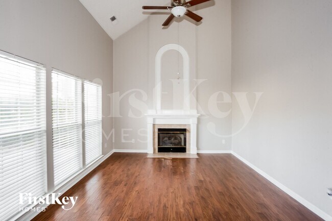 Foto del edificio - 6115 Downfield Wood Dr