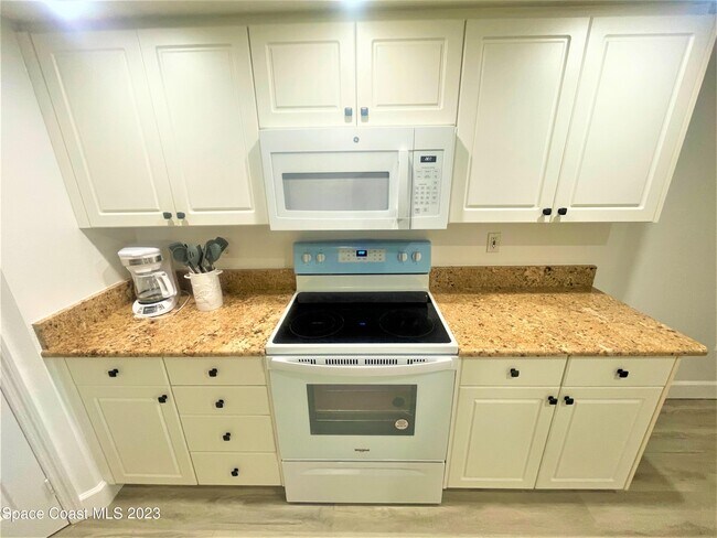 Foto del edificio - 606 Shorewood Dr