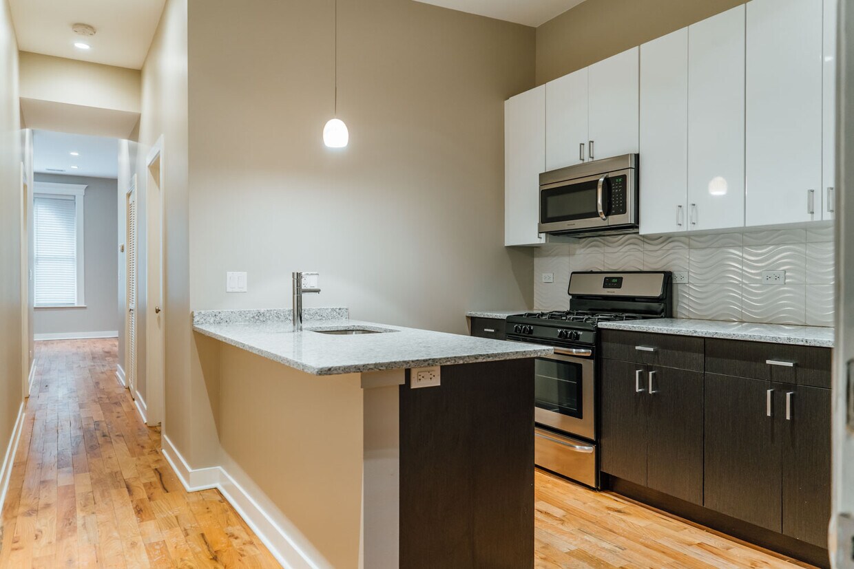 Primary Photo - 723 W Buckingham Pl