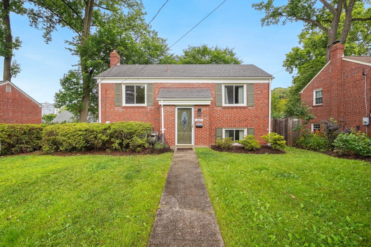 Foto principal - Just a Really Nice Home That's a Short Wal...