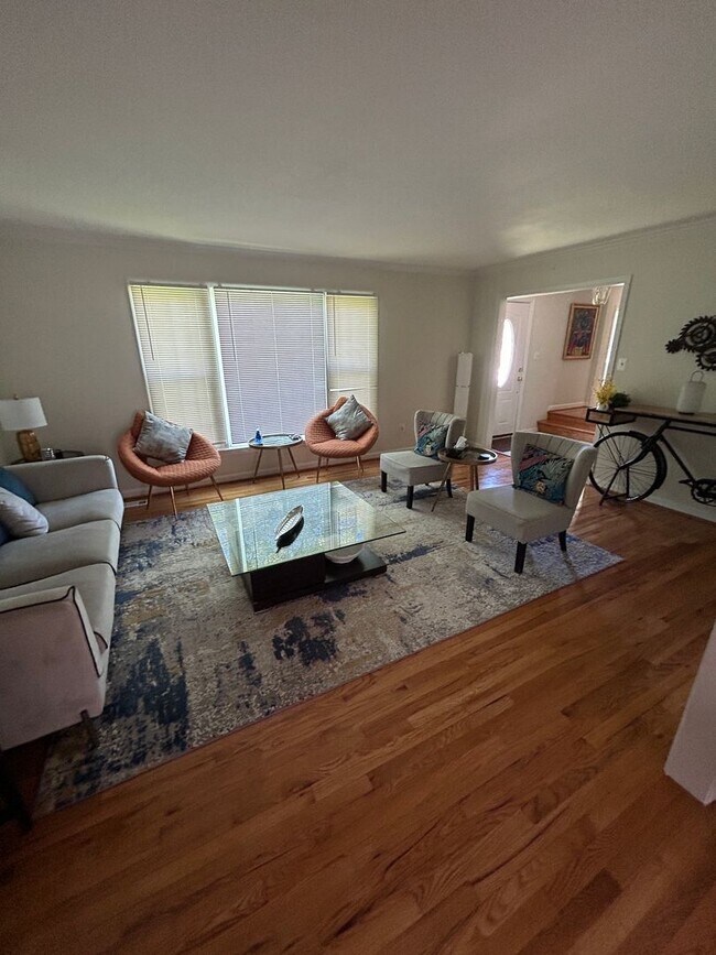 Foto del edificio - Potomac Village - 4 beds + 3.5 Baths, 3 fi...