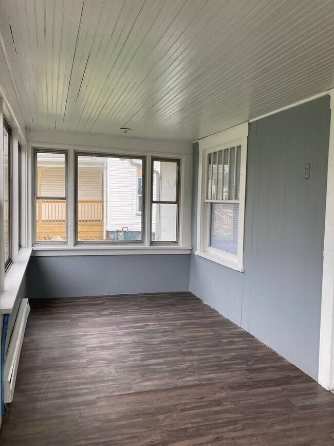 Building Photo - 2 bedroom house with garage, off street pa...