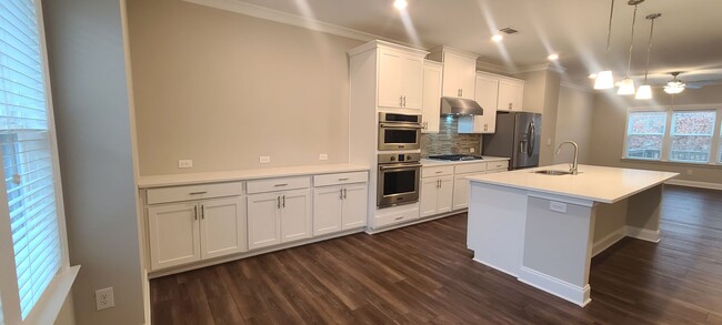 Building Photo - Modern, Spacious 3-Level Townhome in Vibra...