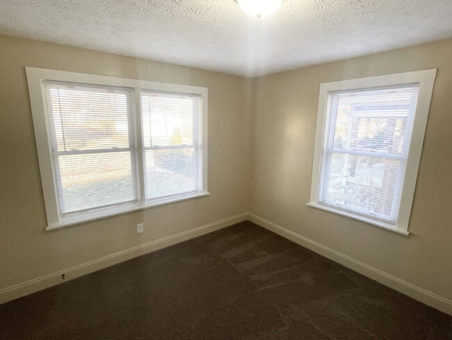 Foto del edificio - 3 Bedroom Home  with huge, 2-car garage/workshop combo (has electricity)