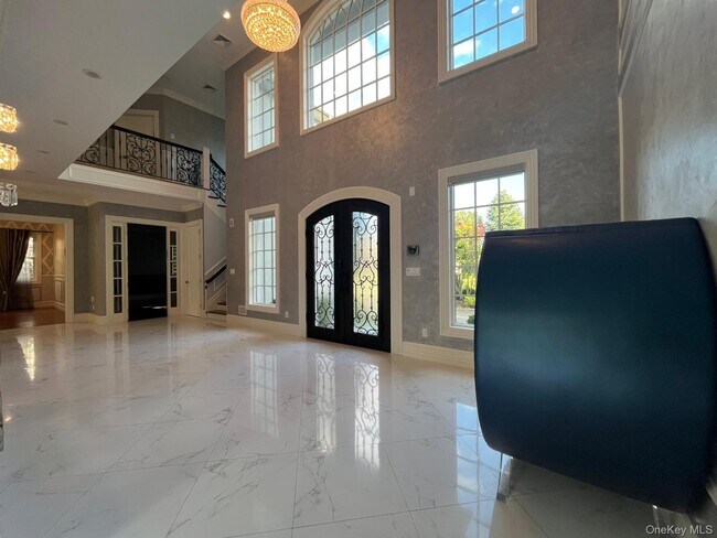 Foto del edificio - 302 Hewlett Neck Rd