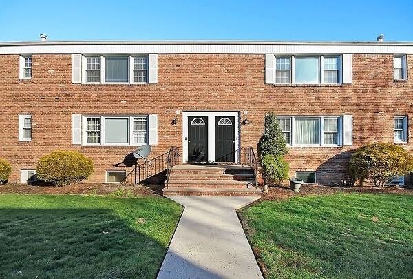 Aprtment Building - 3 Columbia Dr