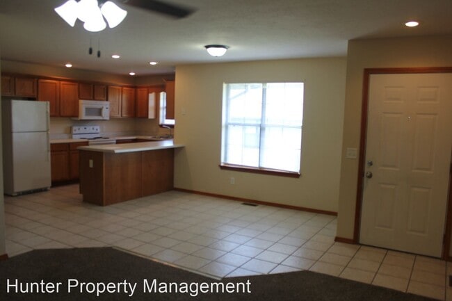 Building Photo - 114-224 W Deerfield Dr
