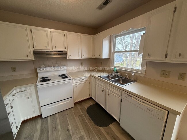 Building Photo - 1805 Lois Ct