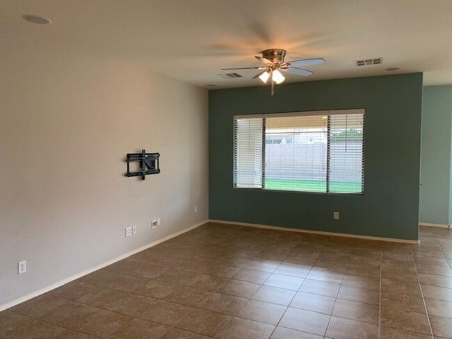 Building Photo - Beautiful 4 bedroom 2 bath home