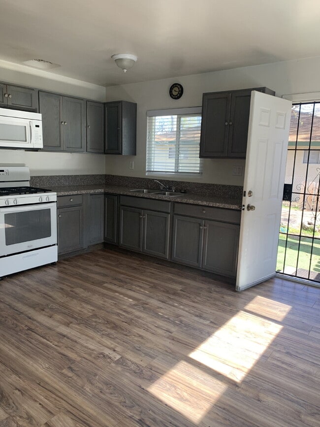 Building Photo - 2 Bed 1 Bath in Kernville