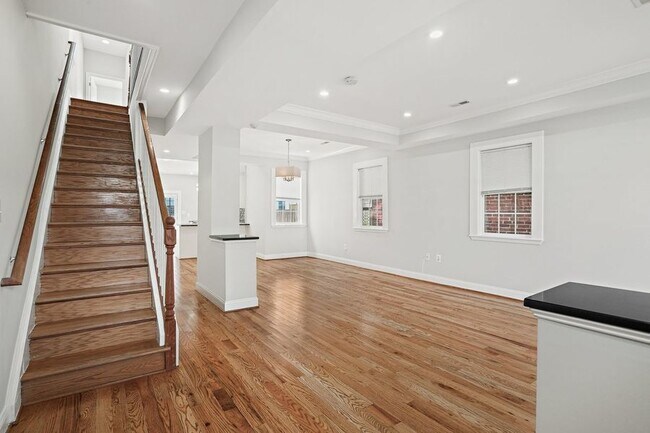 Building Photo - Charming 4 Bedroom Steps from the Waterfro...