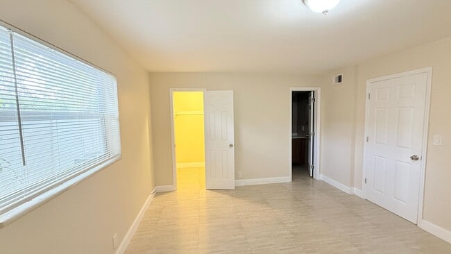 Building Photo - 607 NE 29th Dr