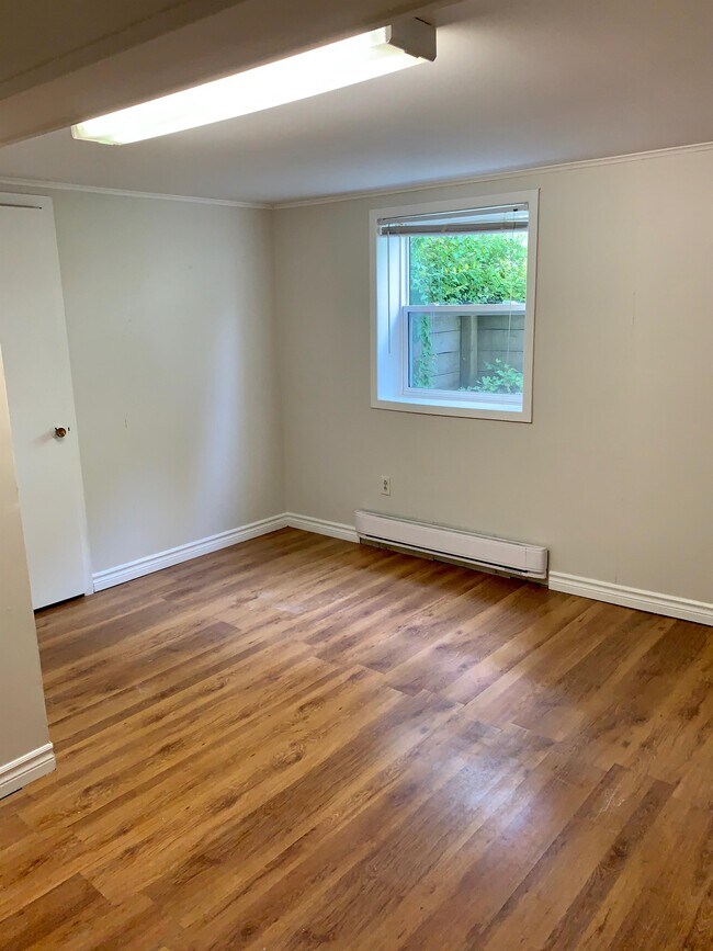 Photo du bâtiment - 169 University Ave