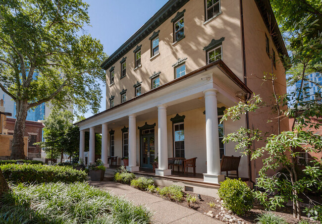 Building Photo - Quaker Court