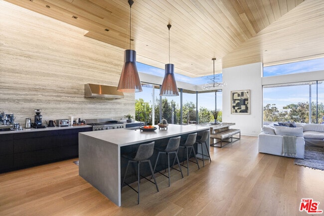 Building Photo - 6755 Dume Dr