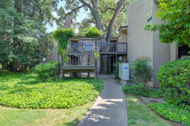 Building Photo - 879 Woodside Ln E