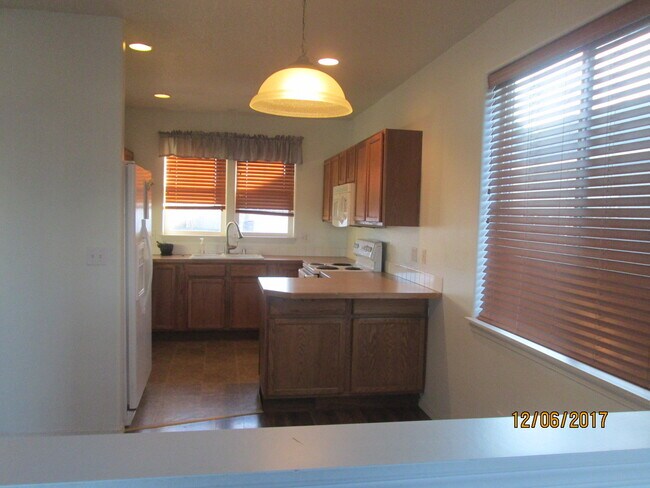 kitchen - range, fridge, dishwasher, microwave - 12612 W 4th Ave