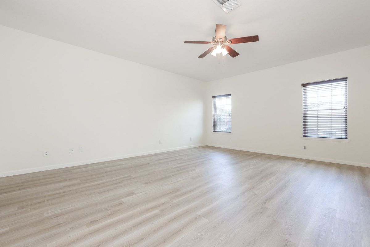 Building Photo - 17441 Red Oak Dr