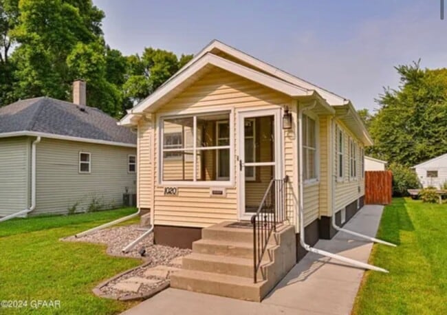 Building Photo - Adorable Single Family Home - 3 bedroom/1 bathroom!