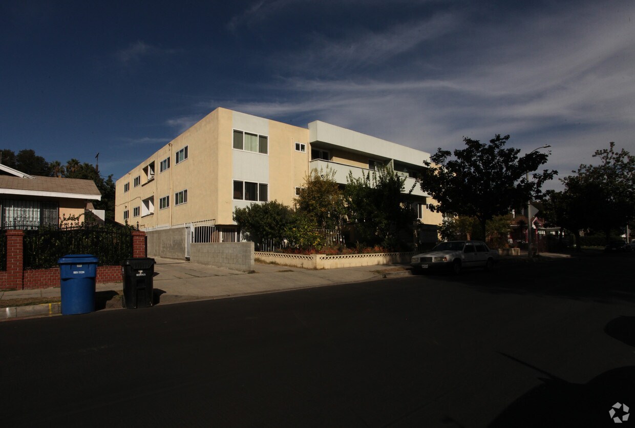 Foto del edificio - 6643 De Longpre Ave