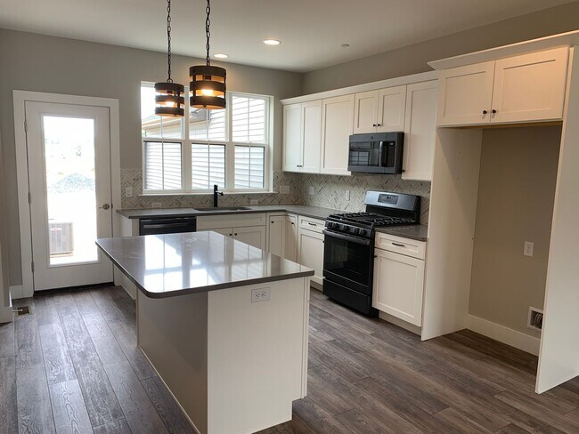 Building Photo - Modern 2-Story Townhome in Legacy Park