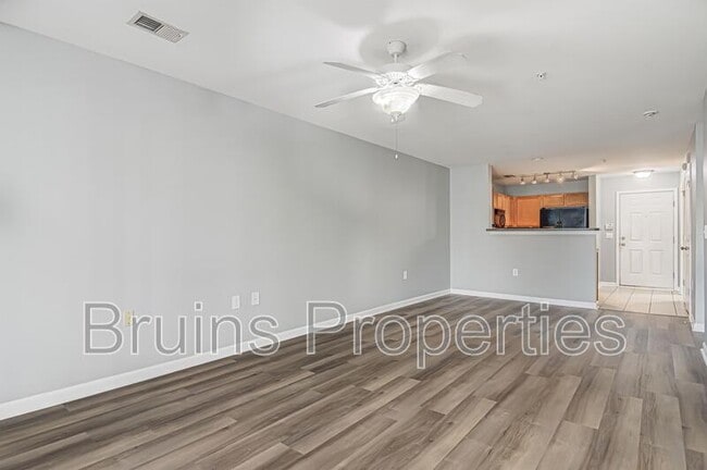 Foto del edificio - 7108 W Friendly Ave