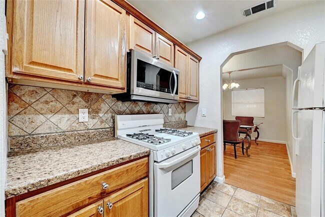 Building Photo - 3312 Plantation Rd