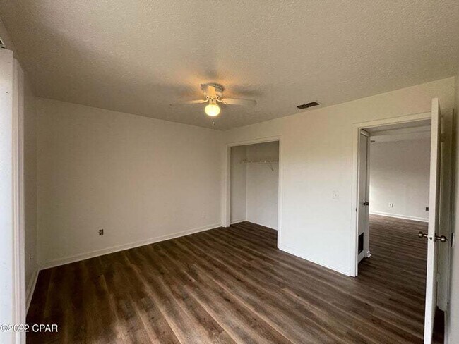 Building Photo - "Charming 1-Bed Apartment with Modern Comf...