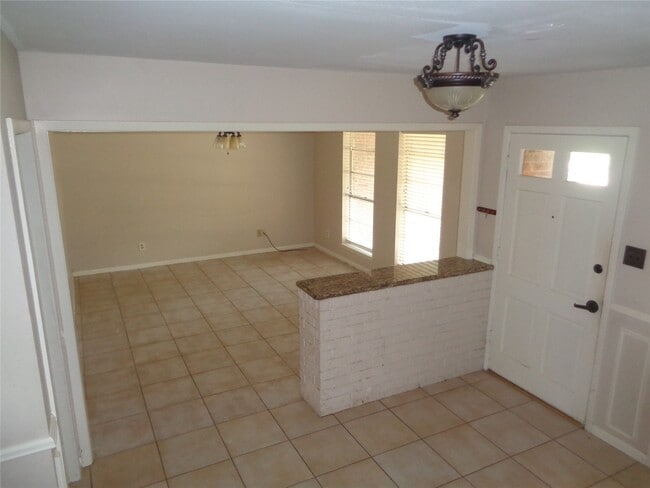 Foto del edificio - 11215 Mayfield Rd