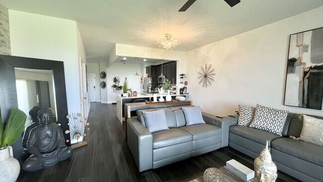 Foto del edificio - **"Modern Elegance: Fully Updated 3-Bed, 2.5-Bath Townhome with Designer Kitchen"**