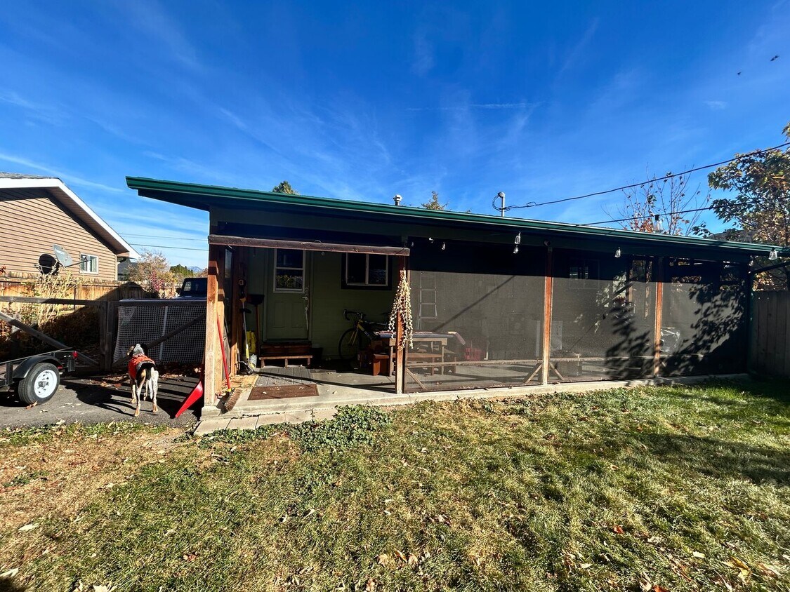Building Photo - Cozy 2 bed, 1 bath Hamilton home with spac...