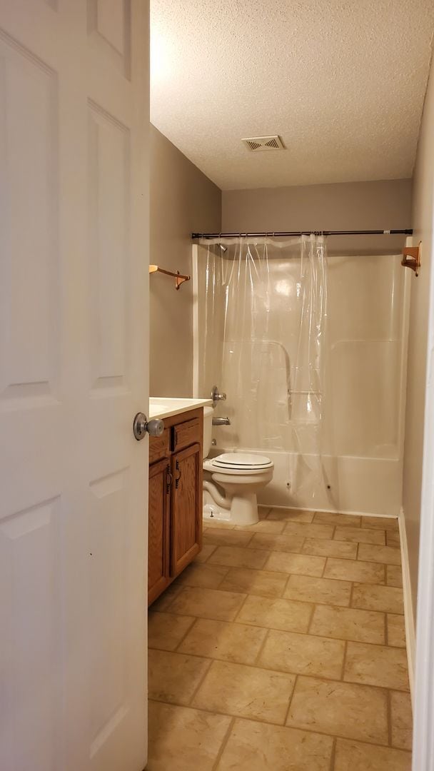 Building Photo - 4 Bedroom 2 bath available now!