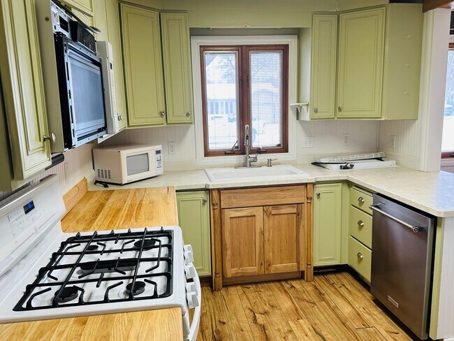 Building Photo - 2 Bedroom House, West End, Billings, MT