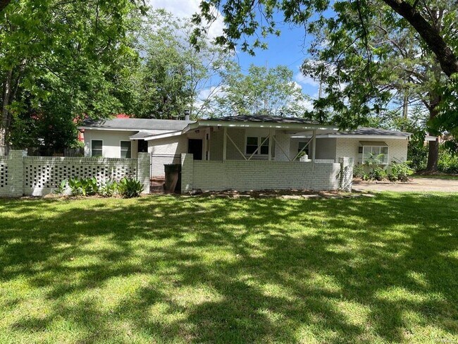 Building Photo - 1855 Sylvan Dr