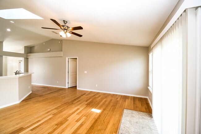 Foto del edificio - 3016 Golden Pond Blvd