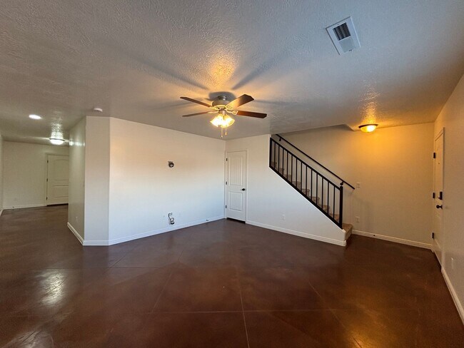 Foto del edificio - SPACIOUS TOWNHOME AVAILABLE FOR RENT
