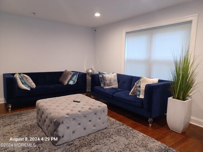 Foto del edificio - 241 Woodcrest Rd