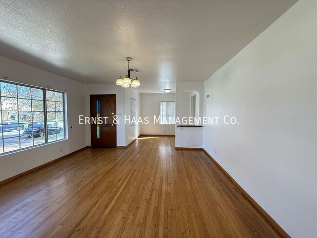 Photo - 4723 Blackthorne Ave House