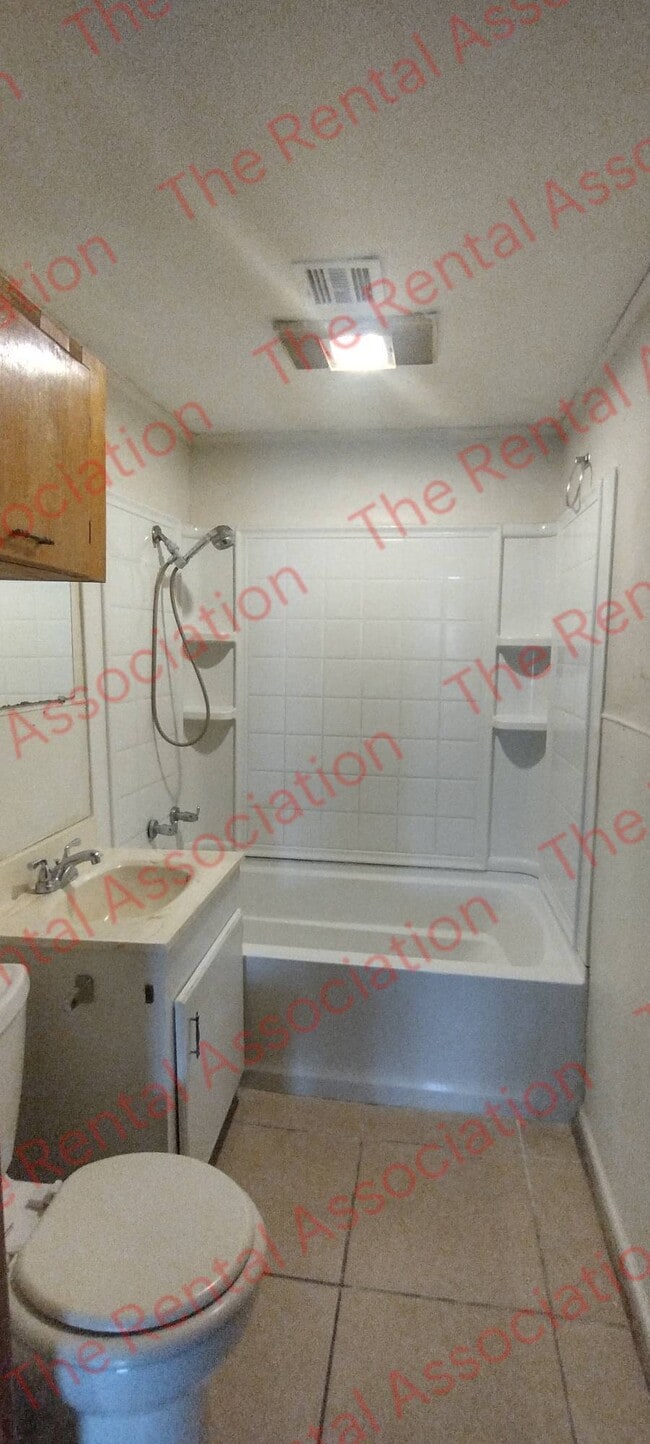 Building Photo - 204 Magnolia St