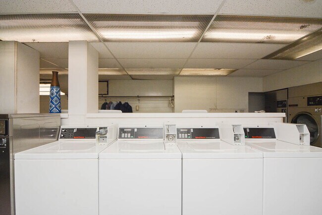 Building Photo - 2400 N Lakeview Ave