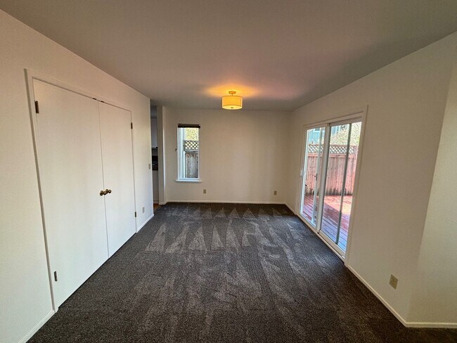 Building Photo - 4 Bedroom 3.5 Bathroom plus bonus room in ...