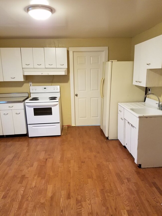 Building Photo - 3 bedroom 1 bathroom house in Edmond with central heat and air conditioning and washer/dryer hookup