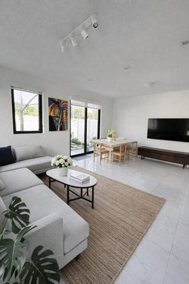 Foto del edificio - 4189 N Oak Pl