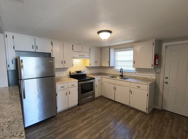 Building Photo - Remodeled 4 Bedroom Home AVAILABLE NOW!