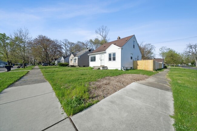 Building Photo - 3 Bedroom 1 Bath with Garage! - $1,400 - S...