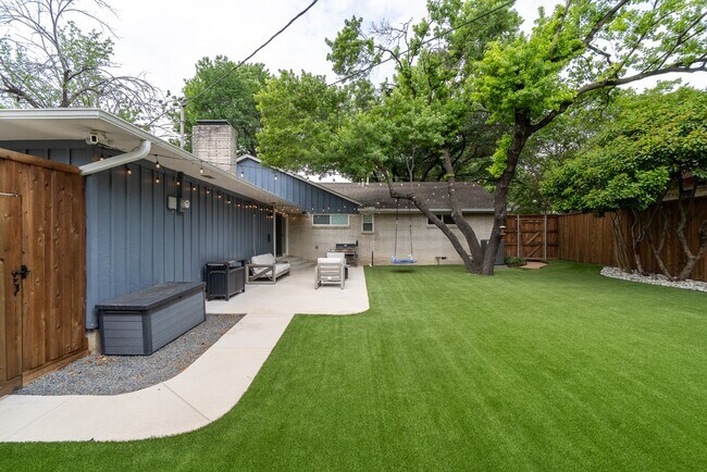 Foto del edificio - Great home in a desirable location with mature trees!