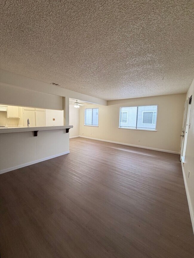 Foto del edificio - Available Now!